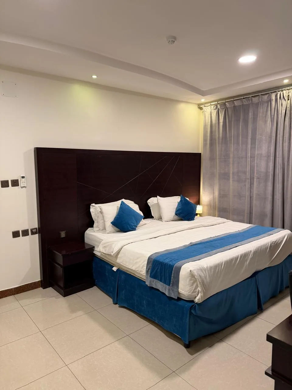 দুটি রুম, একটি হল, একটি বাথরুম এবং একটি রান্নাঘর — 4